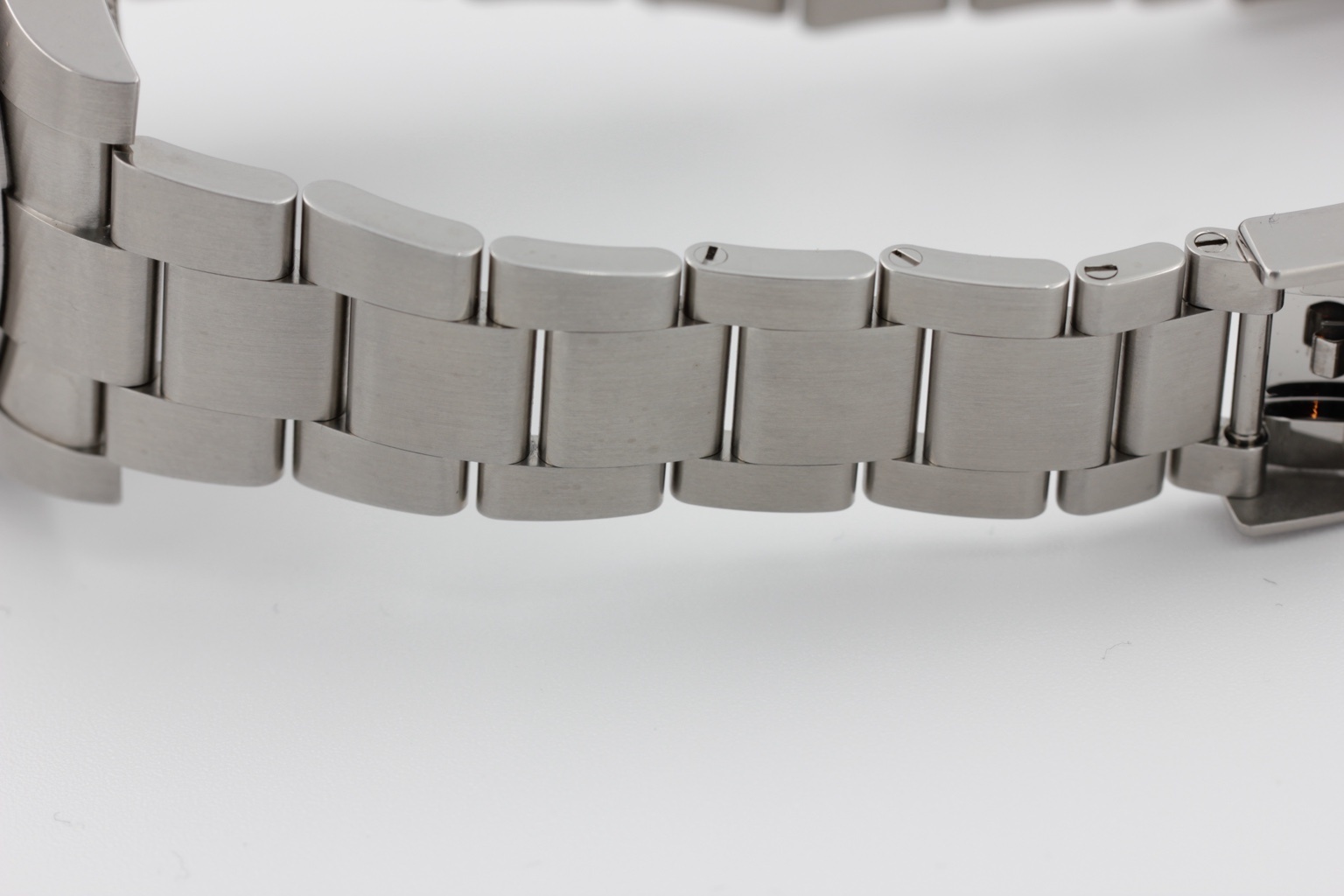 Rolex Submariner Date “Hulk” ref. 116610LV — bracelet view